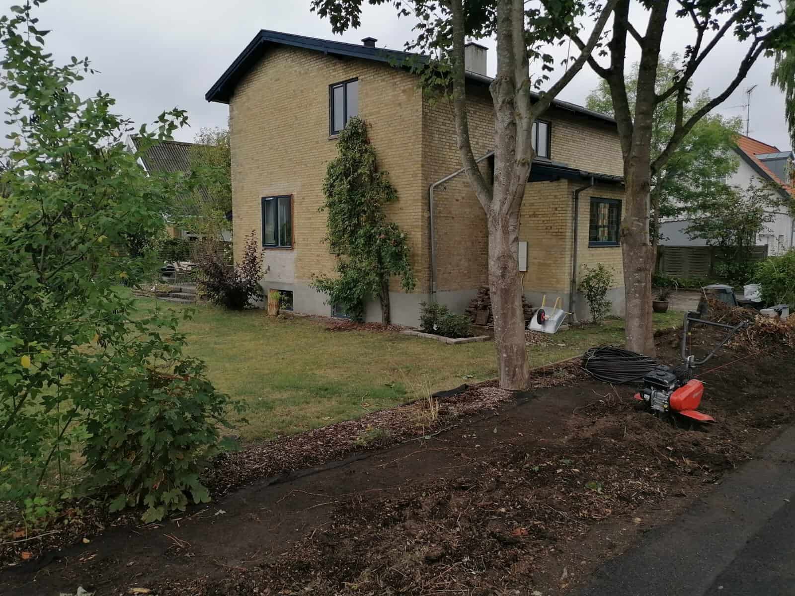 Før billede af gult murstenshus